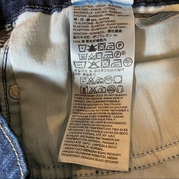 Levi’s Cuff Shorts. Size 33 - Picture 8 of 8